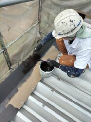屋根の下塗り作業