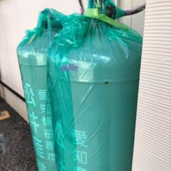 プロパンガスのボンベも養生しますので